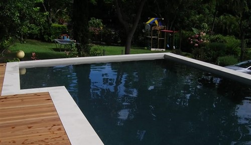 nước-bể-bơi-chuyển-sang-màu-đen-sau-khi-cho-clo