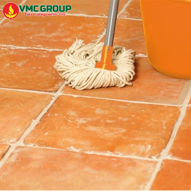 Chất tẩy nền gạch đỏ giúp làm sạch bề mặt nhanh chóng