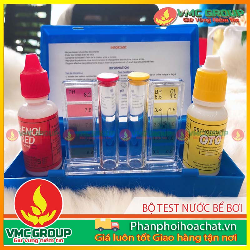Dùng kit test để kiểm soát chất lượng nước hồ bơi