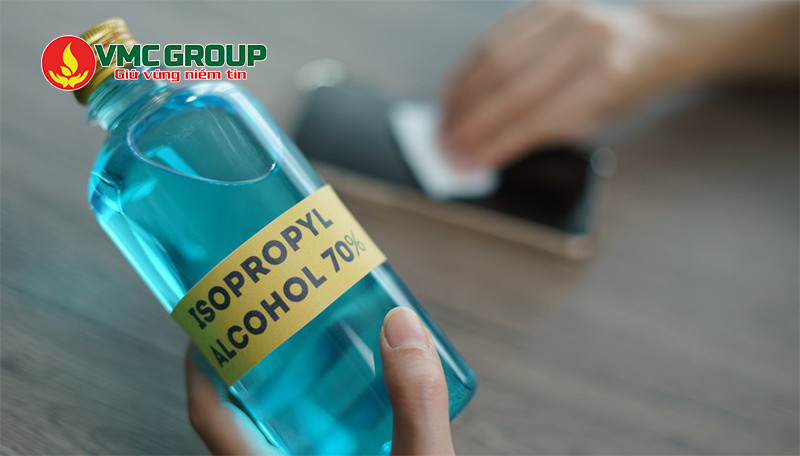 Isopropyl Alcohol được dùng trong nhiều sản phẩm tẩy rửa