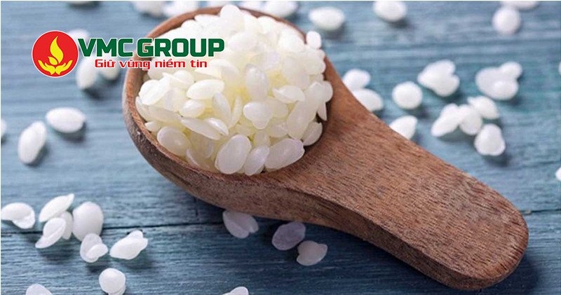 Sáp ong có dạng rắn màu ngà đến vàng