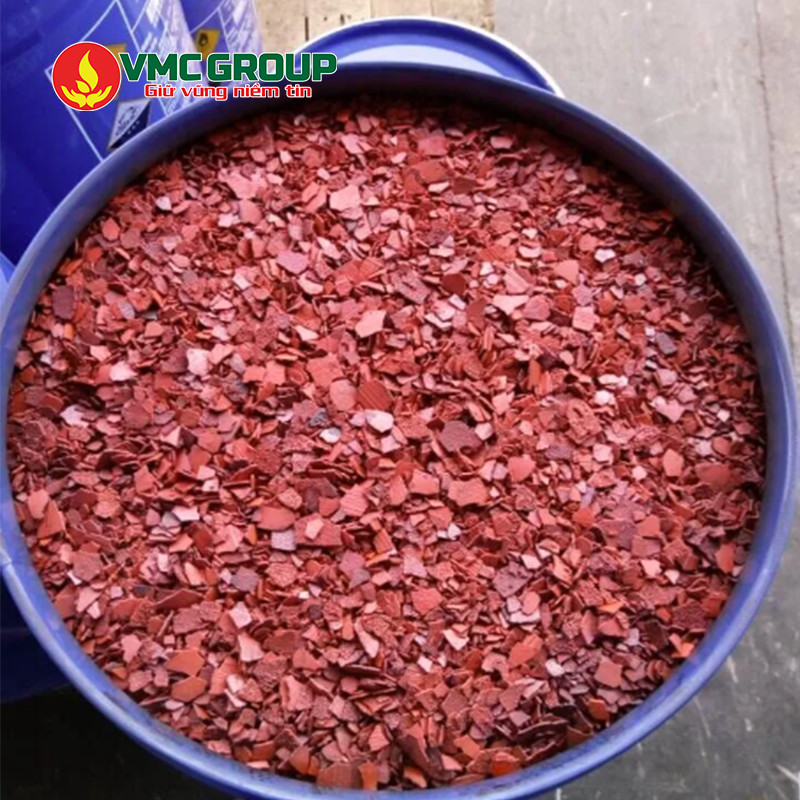 Acid chromic có dạng rắn và màu đỏ sẫm