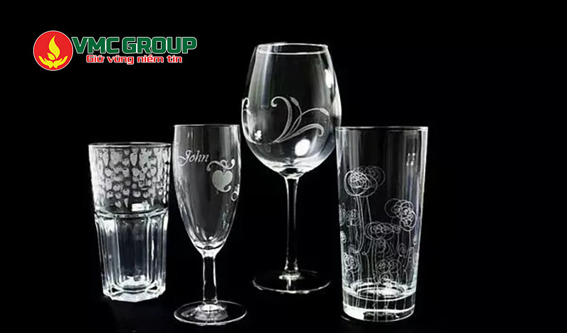 Acid fluorhydric được dùng phổ biến trong khắc thủy tinh