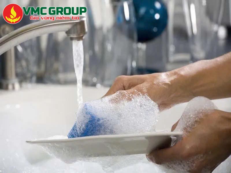 SLES trong sản xuất nước rửa chén có tác dụng gì?