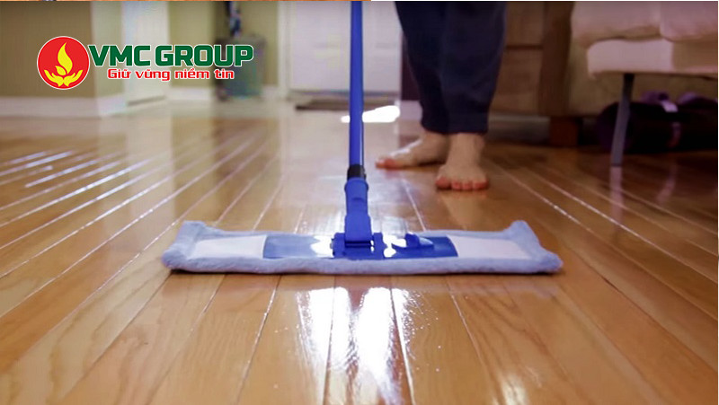 Nước lau sàn giúp tạo bề mặt sáng bóng cho sàn nhà