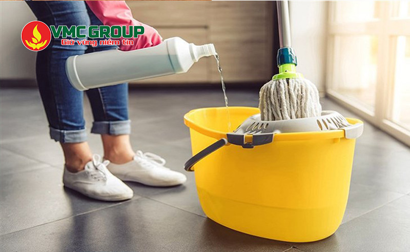 Nước lau sàn là chất tẩy rửa bề mặt có dạng lỏng
