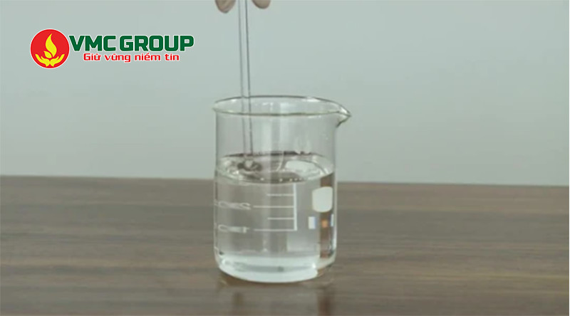 Cyclohexanone có dạng lỏng trong suốt