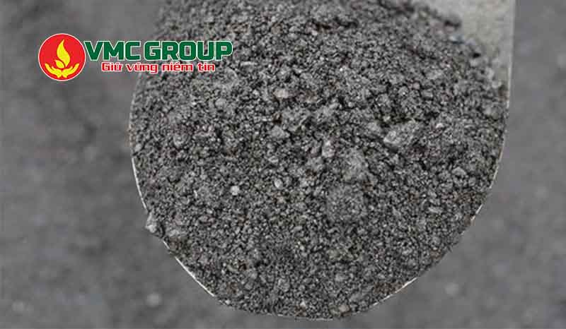 Bê tông nhựa nguội có dạng hạt màu đen nhạt