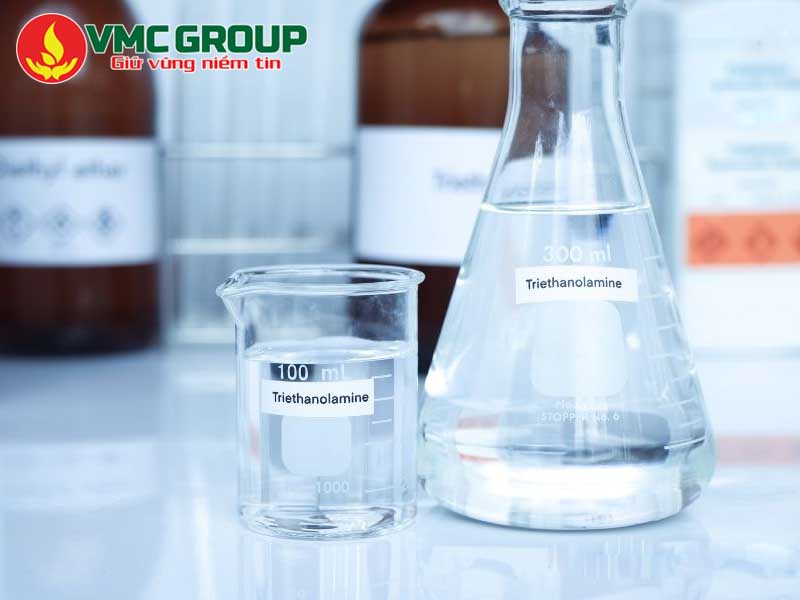 TEA- Triethanolamine có dạng lỏng không màu