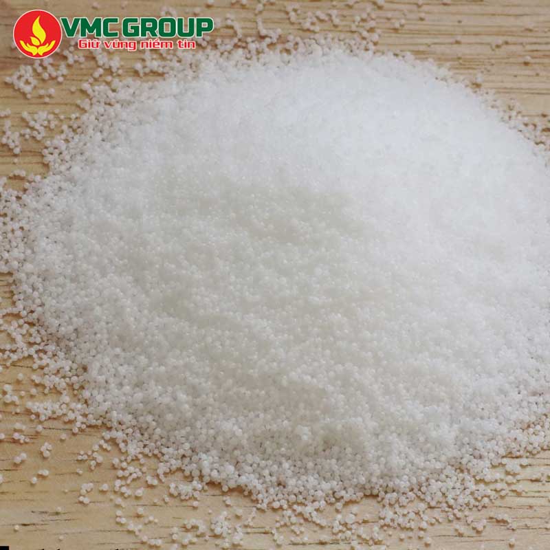 Stearic acid có dạng tinh thể màu trắng, không mùi