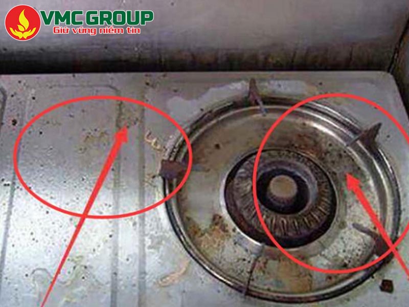 Vết dầu mỡ bám trên bếp lâu ngày khó làm sạch.