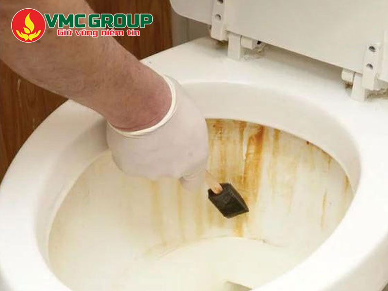 Nguyên nhân gây vết ố vàng lâu ngày ở bồn cầu