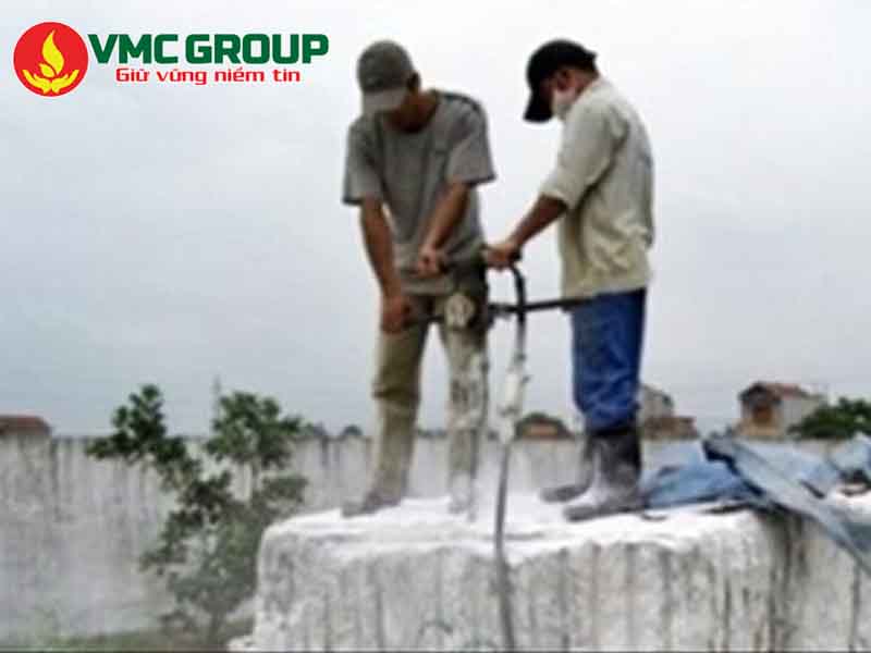 Sử dung bột nở tách đá để phá bê tông